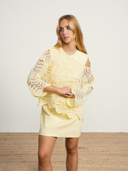Embroidered top with bare shoulders