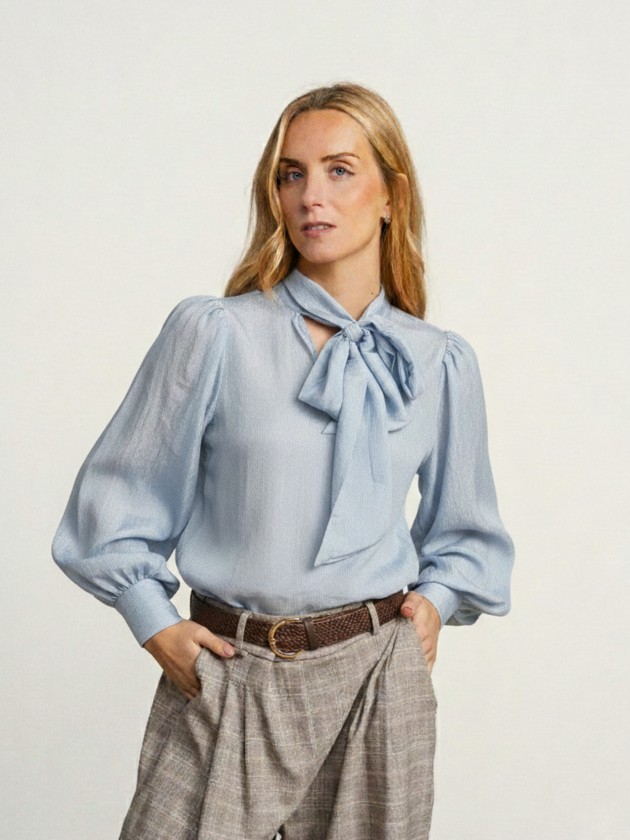 Balloon-effect blouse with bow Balloon-effect blouse with bow