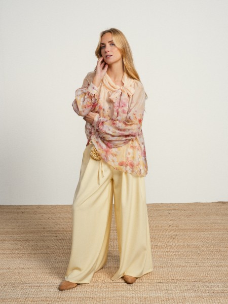 Wide-legged trousers with a flower on the belt