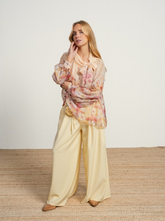 Wide-legged trousers with a flower on the belt Wide-legged trousers with a flower on the belt