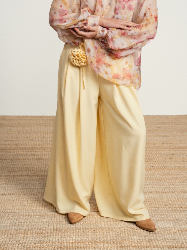 Wide-legged trousers with a flower on the belt Wide-legged trousers with a flower on the belt