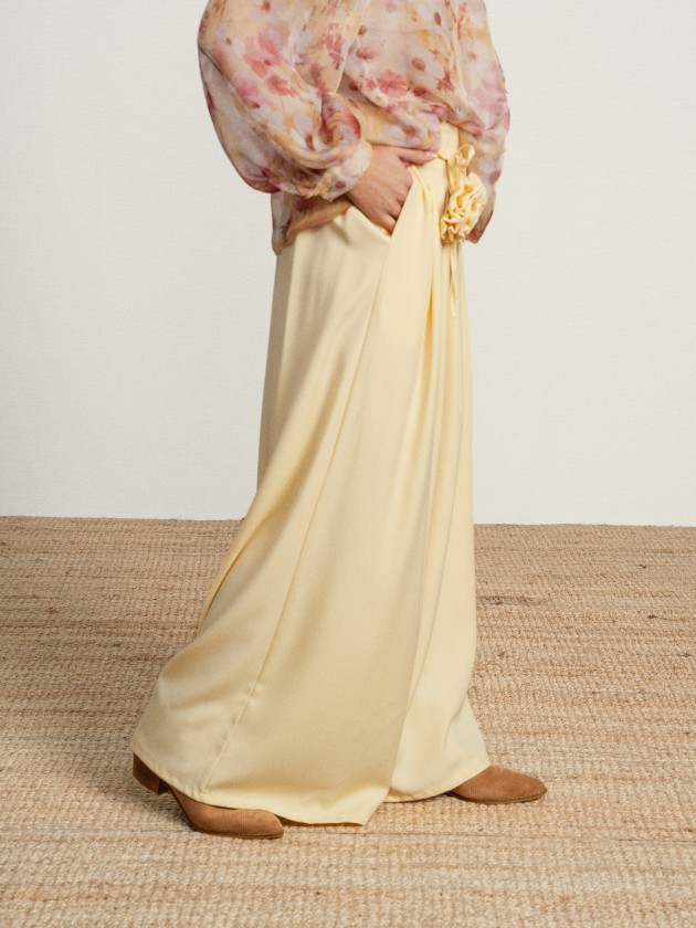 Wide-legged trousers with a flower on the belt Wide-legged trousers with a flower on the belt