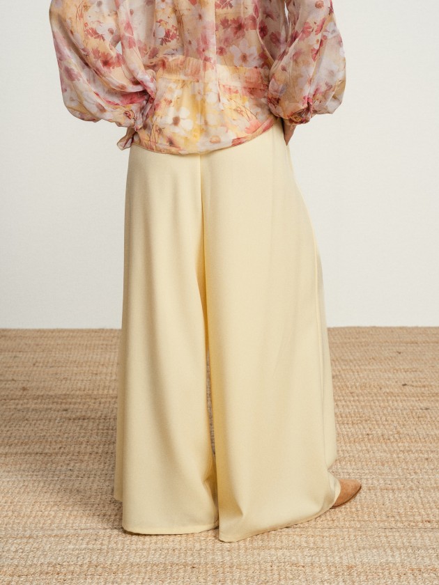 Wide-legged trousers with a flower on the belt Wide-legged trousers with a flower on the belt