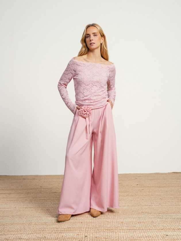 Wide-legged trousers with a flower on the belt Wide-legged trousers with a flower on the belt