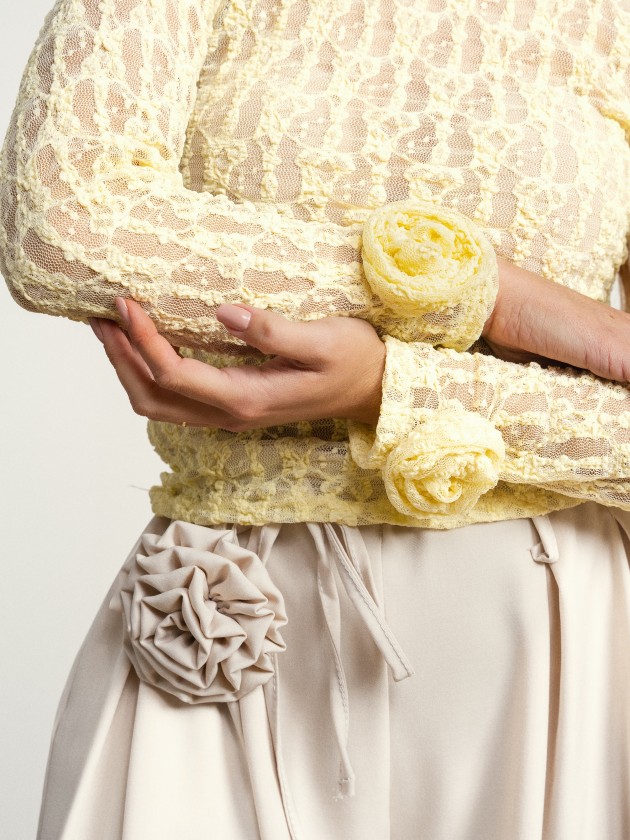 D�bardeur en dentelle avec des fleurs sur les manches