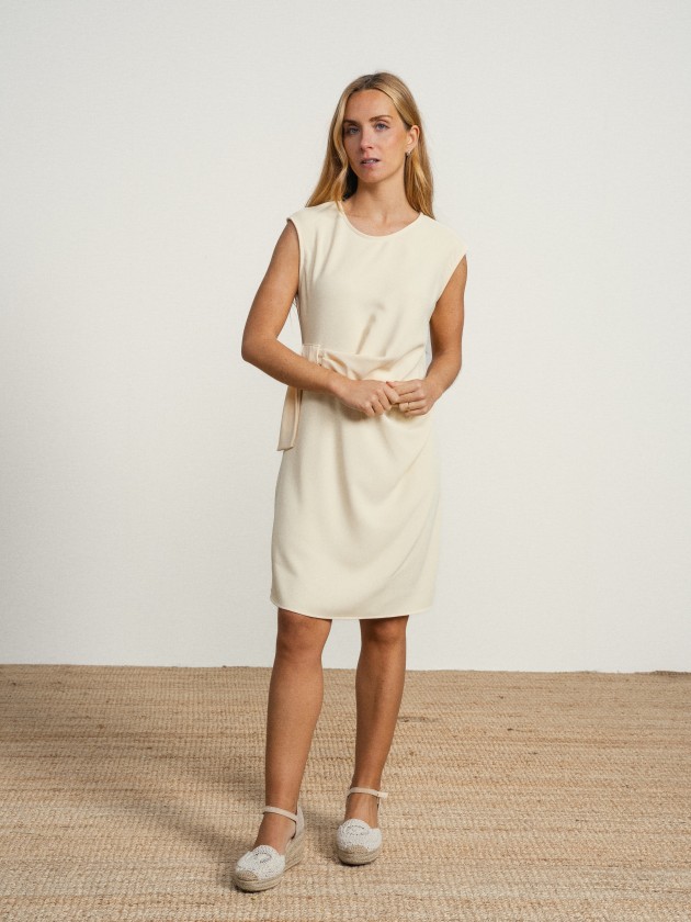 Midi dress with detail at the waist