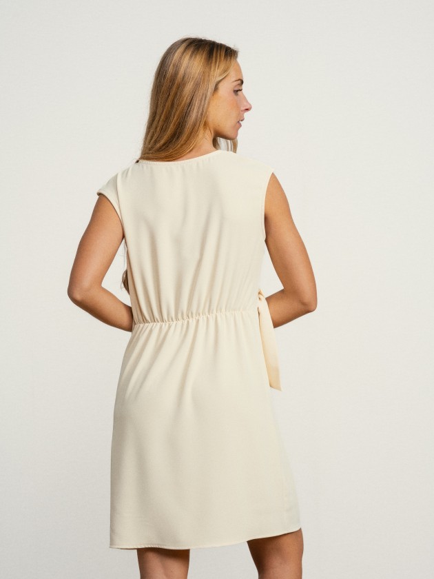 Midi dress with detail at the waist