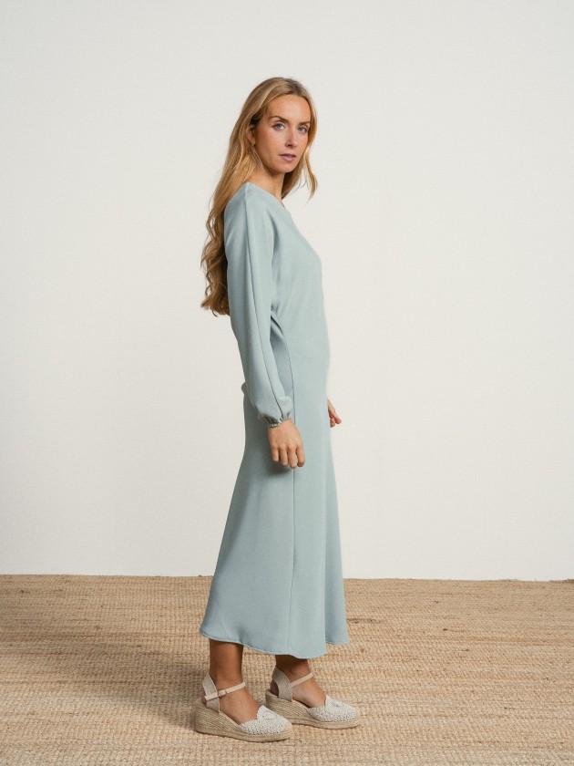 Robe longue orn�e de d�tails � la taille