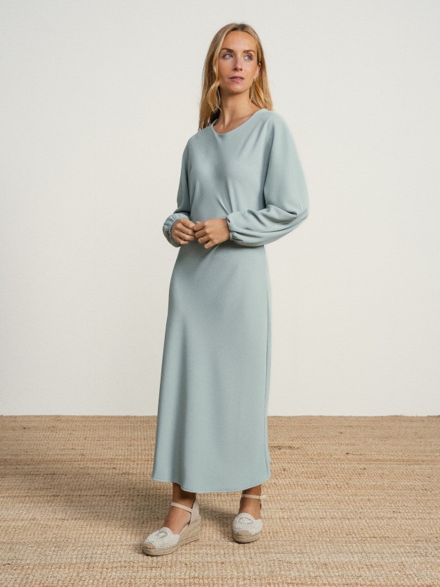 Robe longue orn�e de d�tails � la taille