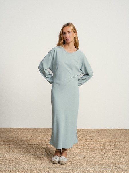 Long dress with detail at the waist