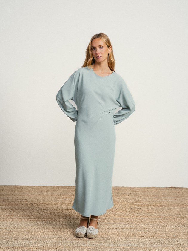 Robe longue orn�e de d�tails � la taille