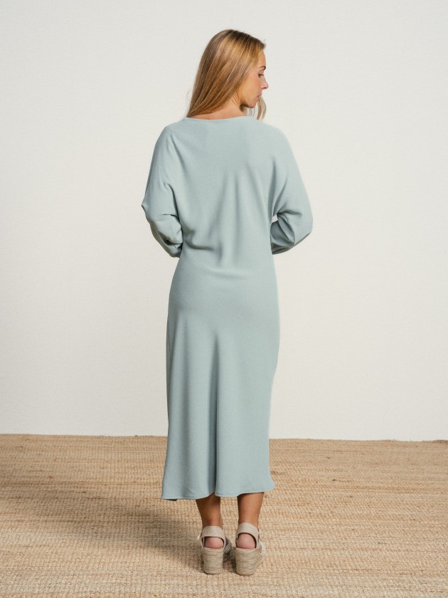 Robe longue orn�e de d�tails � la taille