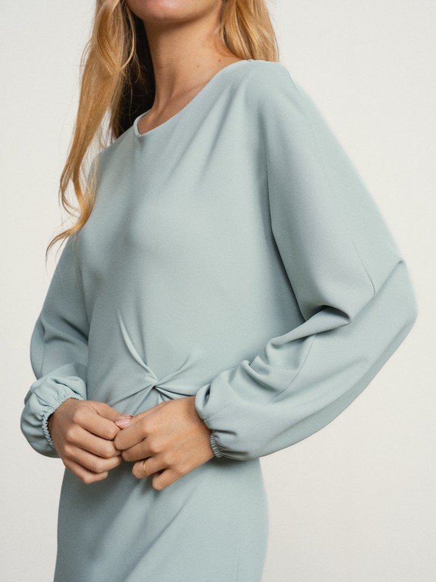 Robe longue orn�e de d�tails � la taille