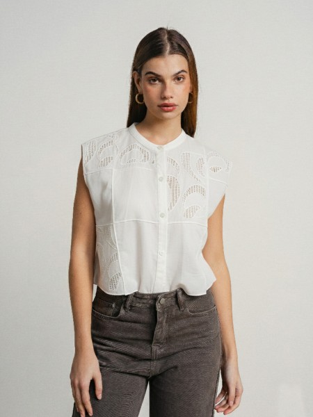 Linen blouse with embroidery