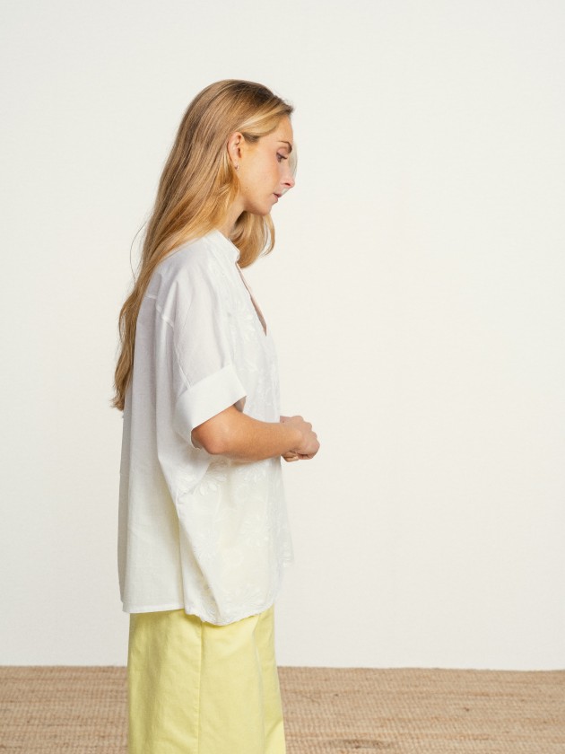 Cotton tunic with embroidered flowers.