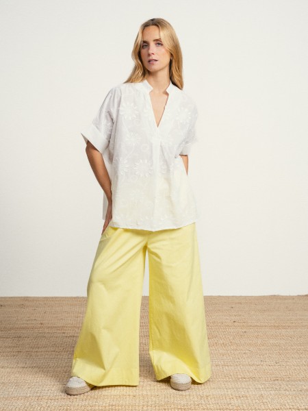 Cotton tunic with embroidered flowers.