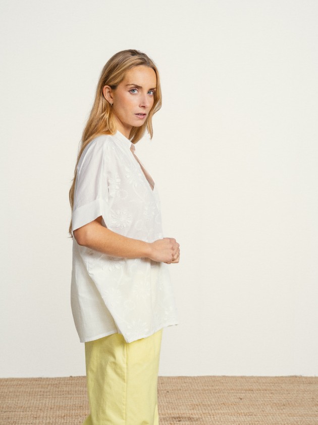 Cotton tunic with embroidered flowers.