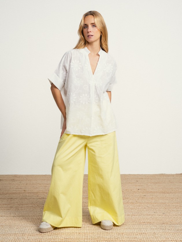 Cotton tunic with embroidered flowers.