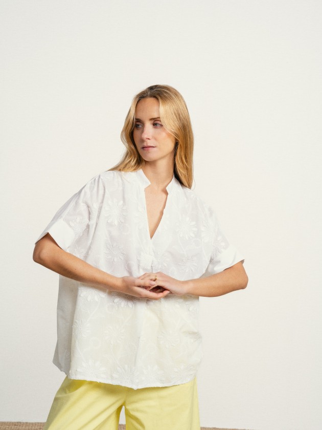 Cotton tunic with embroidered flowers.