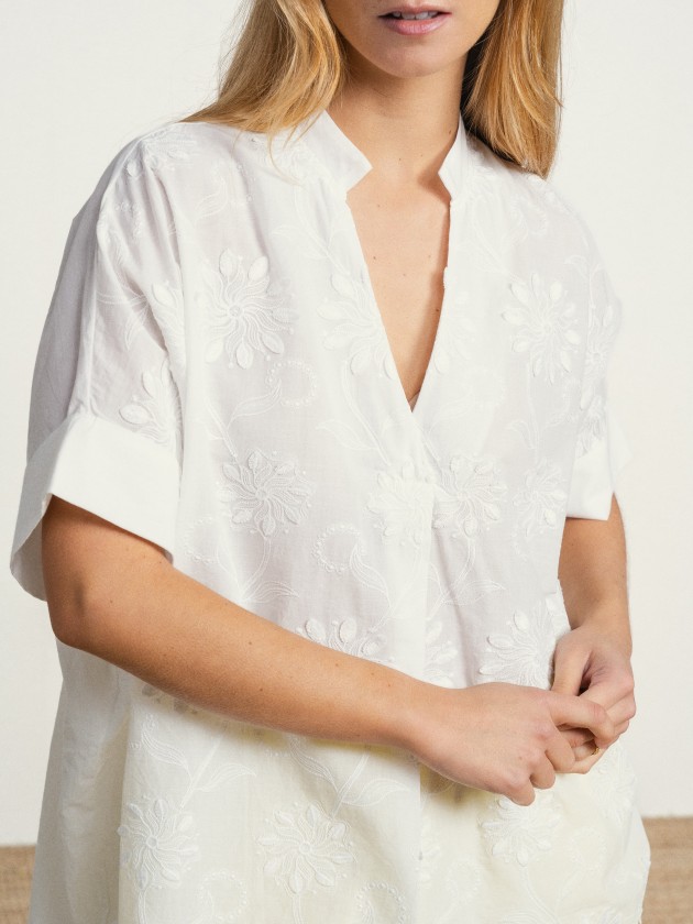 Cotton tunic with embroidered flowers.