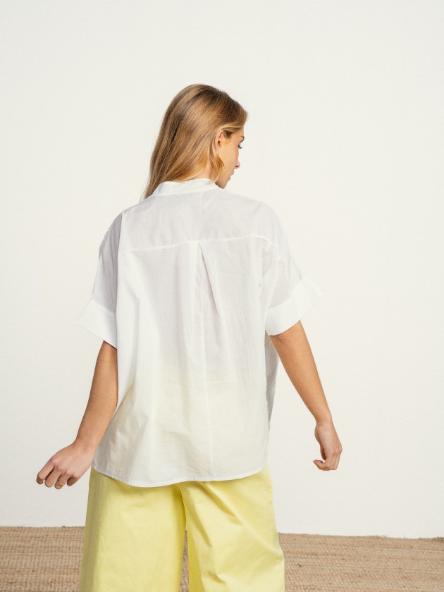 Cotton tunic with embroidered flowers.