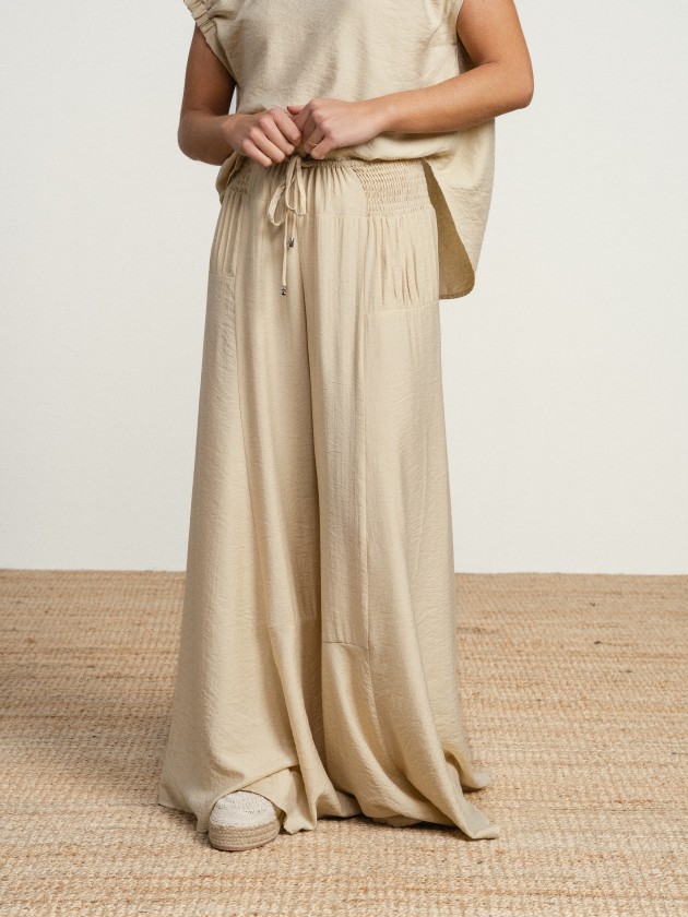 Pants with elastic waistband and drawstrings
