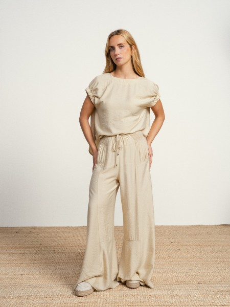 Pants with elastic waistband and drawstrings