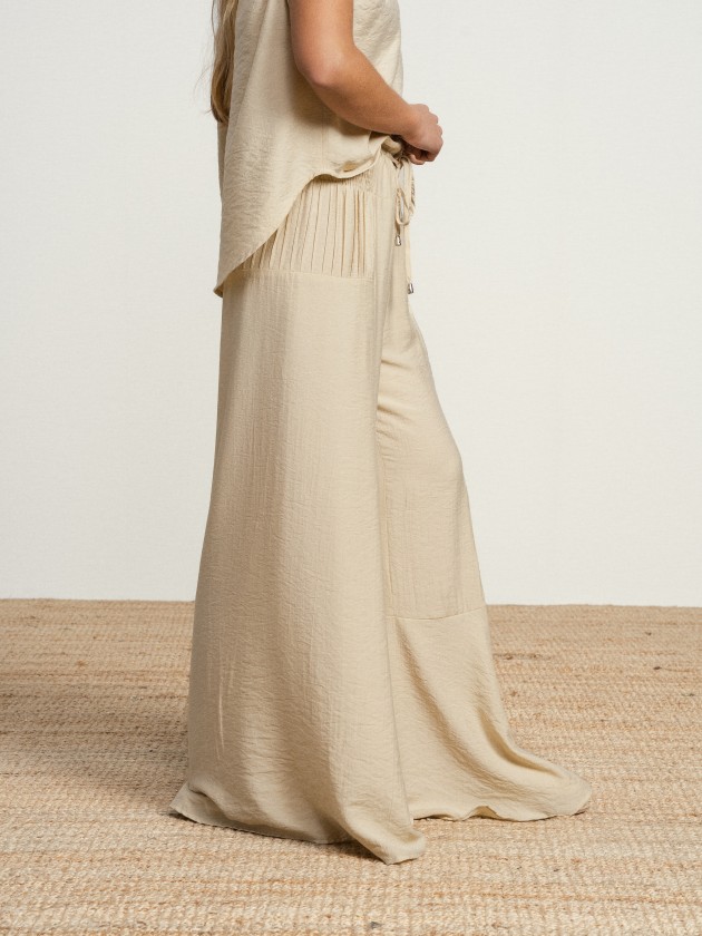Pants with elastic waistband and drawstrings