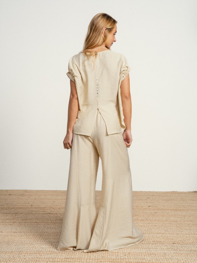 Pants with elastic waistband and drawstrings