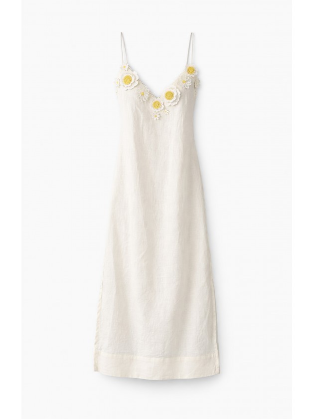Long dress with embroidery on the v-neck.