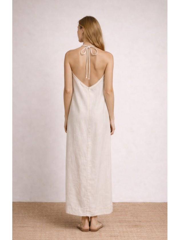 Long dress with embroidery on the v-neck.