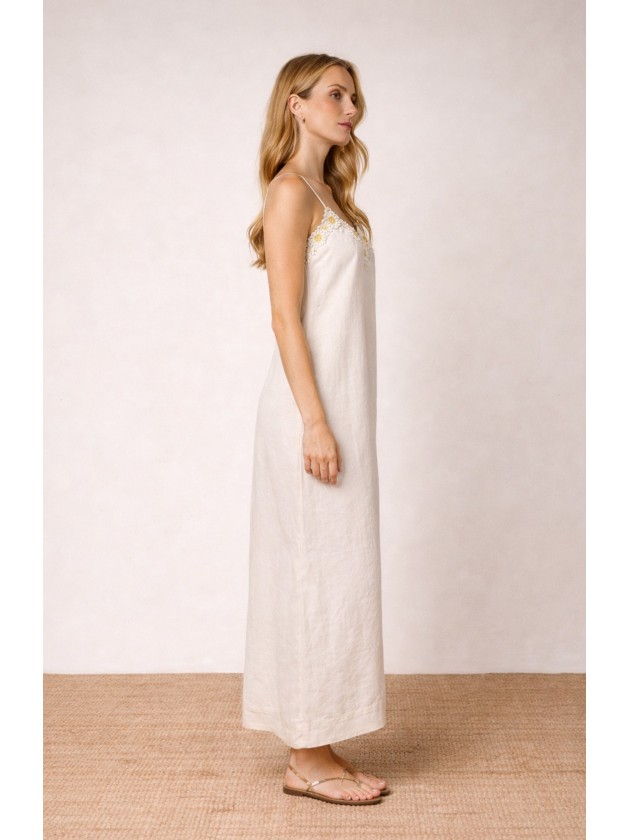 Long dress with embroidery on the v-neck.