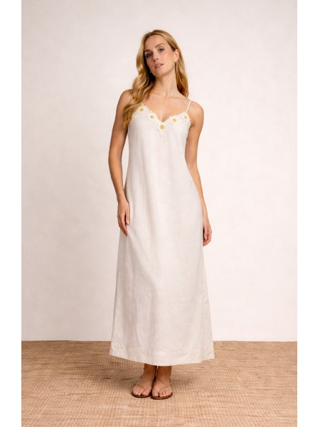 Long dress with embroidery on the v-neck.
