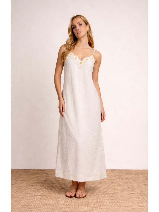 Long dress with embroidery on the v-neck.