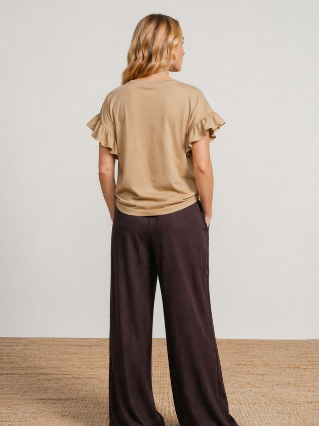 Regular fit cotton t-shirt.