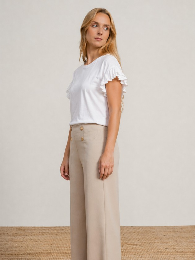 Regular fit cotton t-shirt.