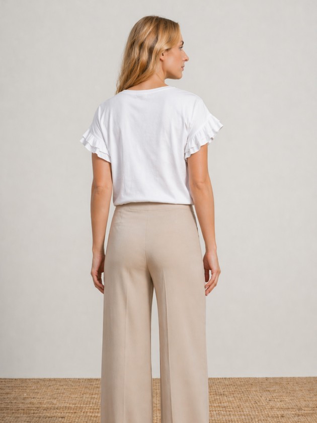 Regular fit cotton t-shirt.