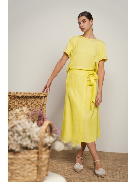 Midi skirt with side tie.