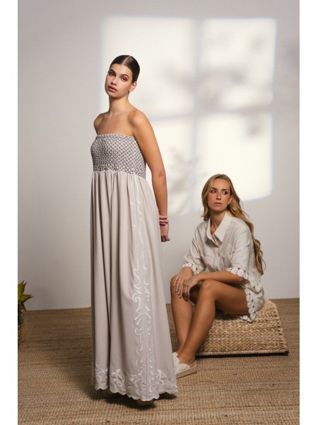 Long strapless dress with embroidery.