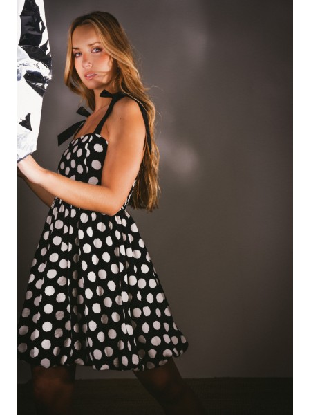 Dress with polka dots in a balloon