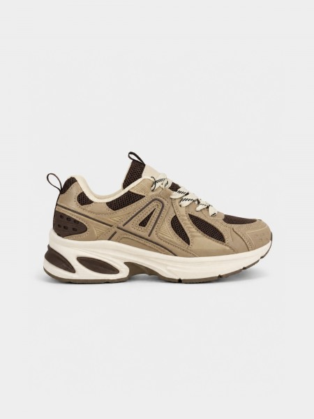 Sports shoes