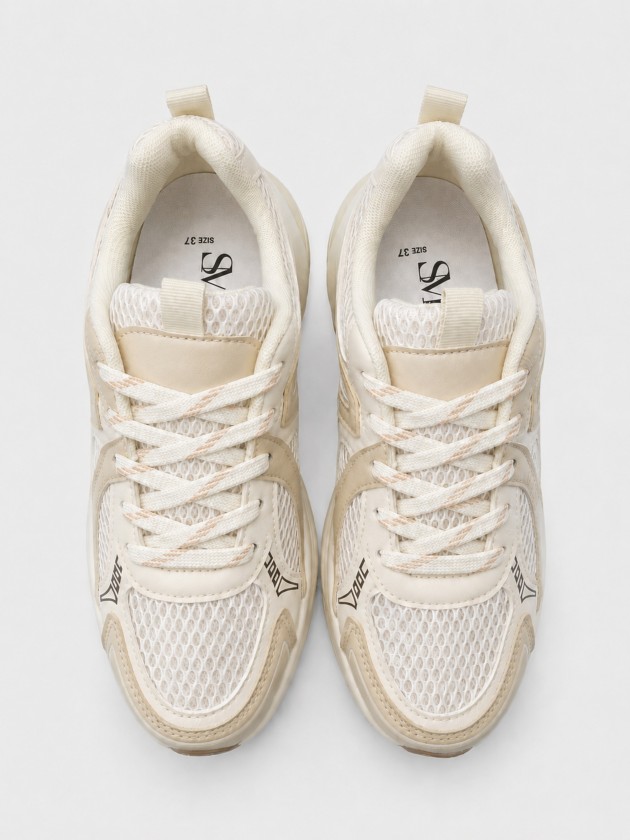 Sports shoes