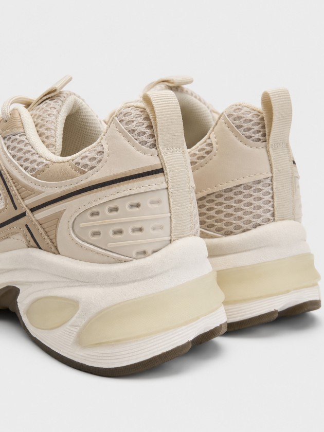 Sports shoes