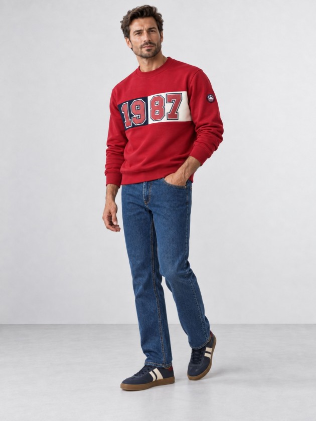 Polo piquet com gola reta e textura perfurada