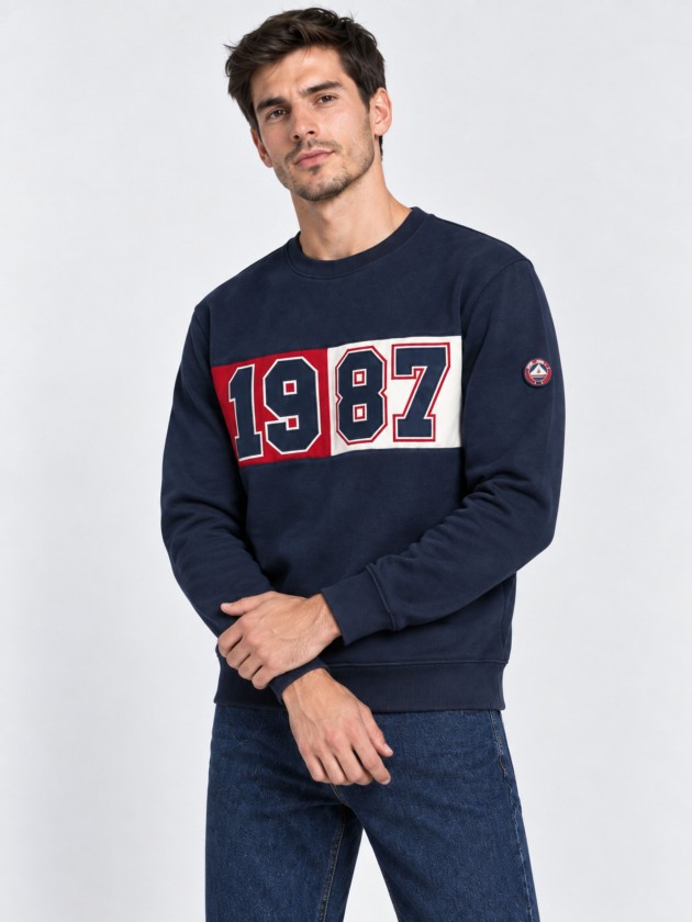 Polo piquet com gola reta e textura perfurada
