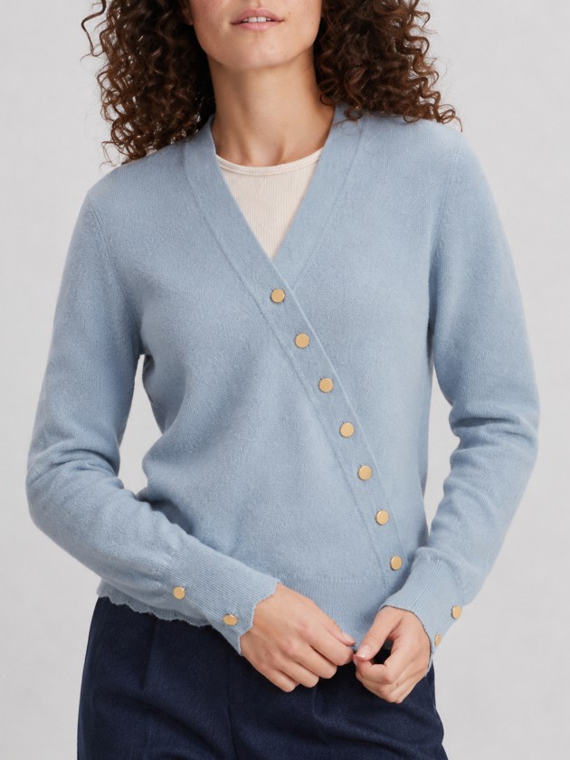 Knitted coeur cache with gold buttons.
