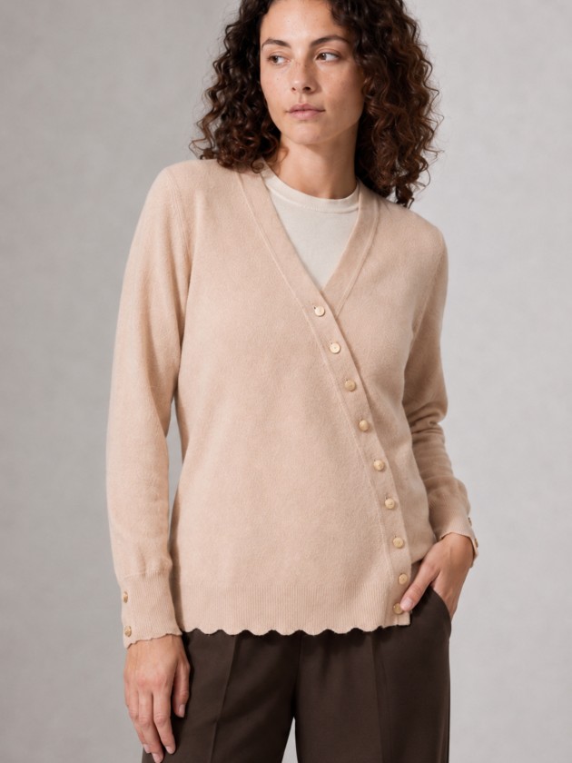 Knitted coeur cache with gold buttons. Knitted coeur cache with gold buttons.