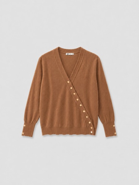 Cache-cache en tricot avec boutons dor�s.