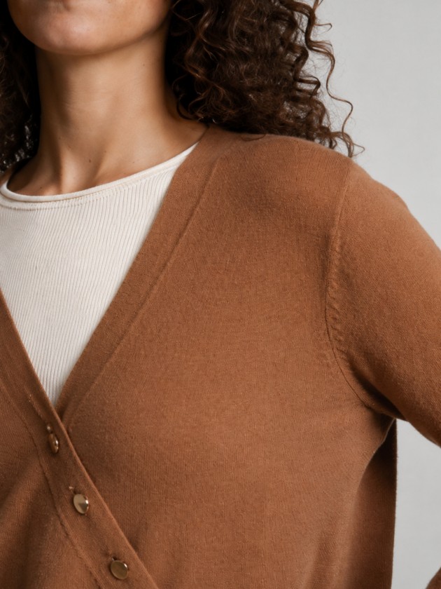 Cache-cache en tricot avec boutons dorés. Cache-cache en tricot avec boutons dorés.