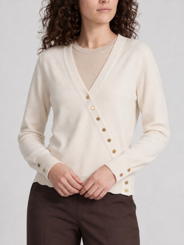 Knitted coeur cache with gold buttons.